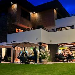 Pinot Noir Apartments & Wine Bar