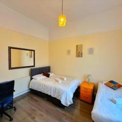 Near City-Birkenhead rooms for 3