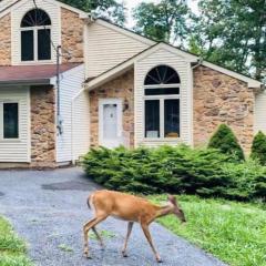 Serenity Falls - Stylish 4Bdr Mountain Retreat, Hot Tub, Pool