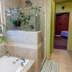 Near CMU and casino with Hot Tub, gym, fireplace