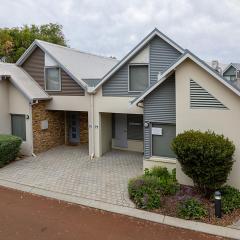 Coastal Elegance Relaxed Stay in Broadwater