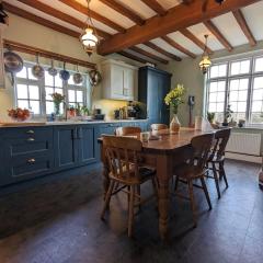 Stunning and Charming 4-bed Home in Newark by Renzo, Free Wi-Fi, Sleeps 8!