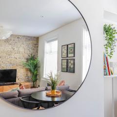 Georgia Suite by Koya Homes - Stylish 1BR Apartment in Barry - Wifi & Parking