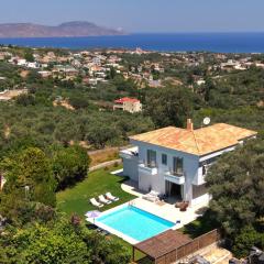 Beautiful 5bedroom villa big pool, close to beach!