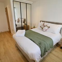 Chertsey Modern 2-Bed Flat with Ensuite, Parking & Ultra-Fast WiFi