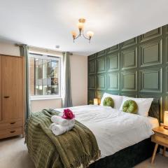 Luxury Apartment - Balcony - Prime Location!