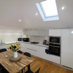 Maidenhead Stylish Three Bedroom Top Floor Apartment