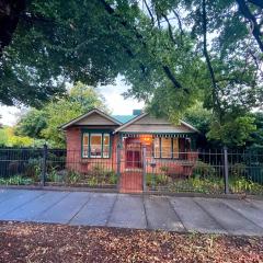Kelpie Cottage, Luxe 1930s Stay in the Heart