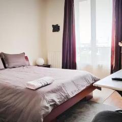 A spacious room in a strategic area