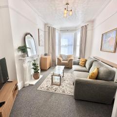 Stylish 3 Bed Home Near Oxton Village & Liverpool