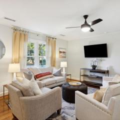 Quaint Cottage-Great Location with Hot Tub!
