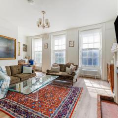 Opposite Windsor Castle, Center of town, Castle view 4 Bed Apartment, Sleeps up to 7, Consorts & Concubines