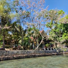Yaxlik River Lodge