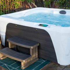 JUNGLE HOT TUB, games room, near eateries, micro brewery, pubs, beauty salons and boutique shops, Argyle, free Netflix, in the heart of Plymouth - Dogs welcome - Hosted by Absolute Accommodation Plymouth