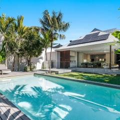 Alpha Luxe - Pet Friendly Luxury Home and Heated Pool