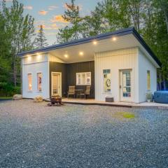 Secluded Bungalow Near Acadia and Bar Harbor -Private, Pet Friendly, BBQ Grill, Huge Yard