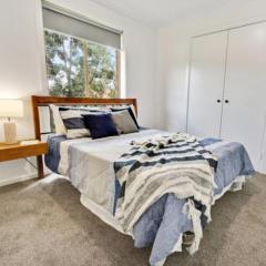 Private Entry Guest Suite- 6 minutes to Airport
