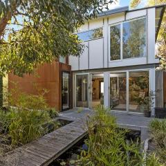 Bayview Escape - 250m from beach, pet friendly!