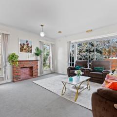 Hampton Spacious House & Pool