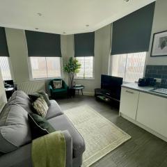 Woolton Escape Light-filled Free Parking