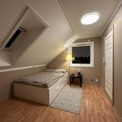 Comfortable single room - double bed - private bathroom - Free parking - Shared kitchen - Bus stop and store 2 min walk