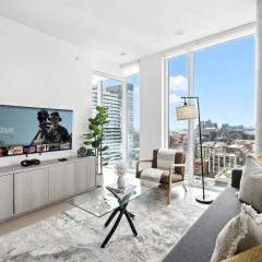 Modern Downtown Retreat - Sleek Patio Oasis