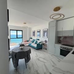 Sea La Vie - Elegant Beachfront Family Apartment, Shëngjin