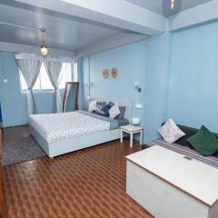 Monratino The snow roost- 10 mins walking distance from mall road- Attached balcony with Kanchenjunga Mountain View-Kitchen available