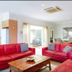 Spacious Williamstown Apartment with Free Parking