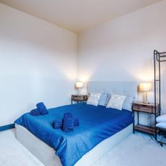 Bright Flat with Wifi, Close to Beach!