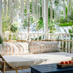The Blue Bungalow - Peaceful, Porch, Hot Tub, Downtown