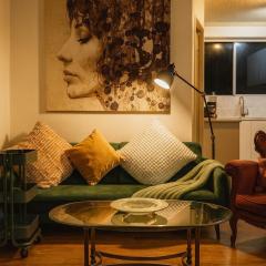 The Grand Book Nook Retro Stay - Luxury King mattress with Flat TV - Private walk in book lounge & Study