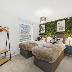 Stylish 2 Bedroom 2 Bathroom Apartment - 8 Minutes Drive to Central MK - Free Parking, Fast WiFi & Smart TV by Yoko Property