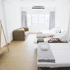 Nitichai place, Cozy 3-Storey Sukhumvit Stay