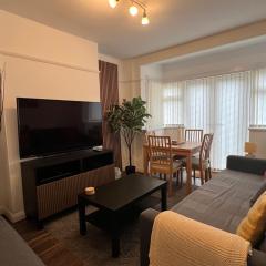 3 Bedroom modern house 15 min to tube, shops near by