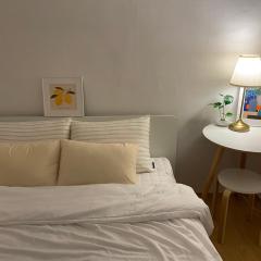 Stay in Hannam Double Room or Twin Room a shared house format 한남동 이태원