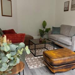 4-Bed Family House in Leeds with park view