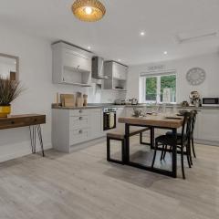 Tor Cottage -Private Hot Tub & Communal Swimming Pool with Fishing nearby