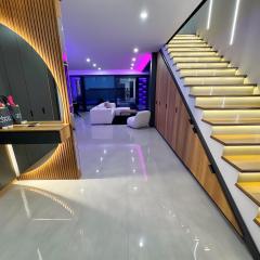 Design-Villa mit privatem Pool, Whirlpool & stimmungsvoller Beleuchtung