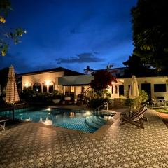 Green View suite with private bathroom and kitchen