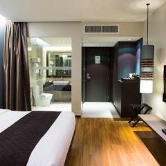 Tulip La Airport Hotel