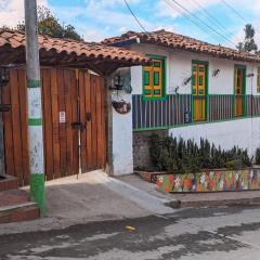 El Aguacate - Casa Tipica Cafetera Colombiana