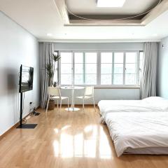 Simple and Cozy Hongik Stn 1min walk
