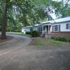 Pine Haven Getaway -Crib, Pets Welcome, Perfect for Families & Groups