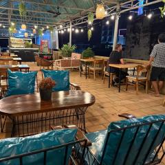 Social Backpacker Hostel & Rooftop Bar