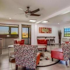 Econo Lodge Inn & Suites