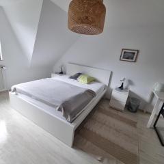 Privates Doppelbettzimmer mit Flachbild TV und Küche bei Hamburg City und Airport
