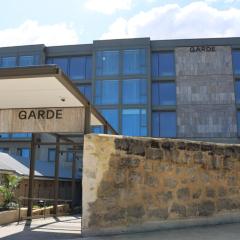 Garde and Warders Hotel