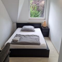 Privates Doppelbettzimmer mit Flachbild TV und Küche bei Hamburg City und Airport