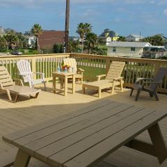 PRIVATE BEACH -- AWAY FROM THE CROWDS - Ocean Views -Short drive to MOODY GARDENS, SCHLITTER BAHN, PLEASURE PIER